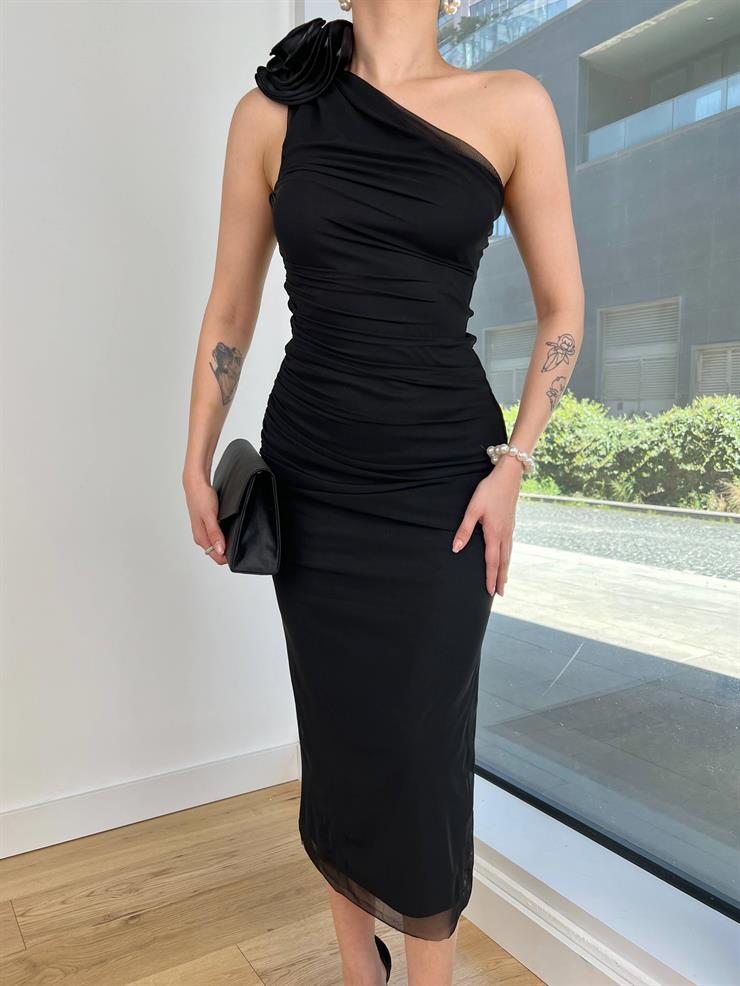 Tek Omuz Aksesuar Detaylı Drapeli Fabios Kadın Siyah Midi Elbise 24Y399
