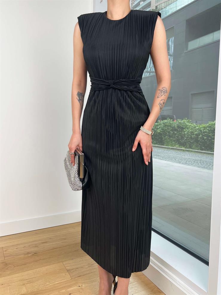 Omuz Vatkalı Önü Bağlama Görünümlü Fredy Kadın Siyah Piliseli Elbise 24Y548