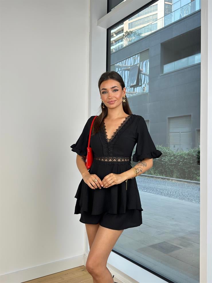 V Yaka Dantel Detaylı Yarım Fırfır Kol Gift Kadın Siyah Mini Tulum 24Y749
