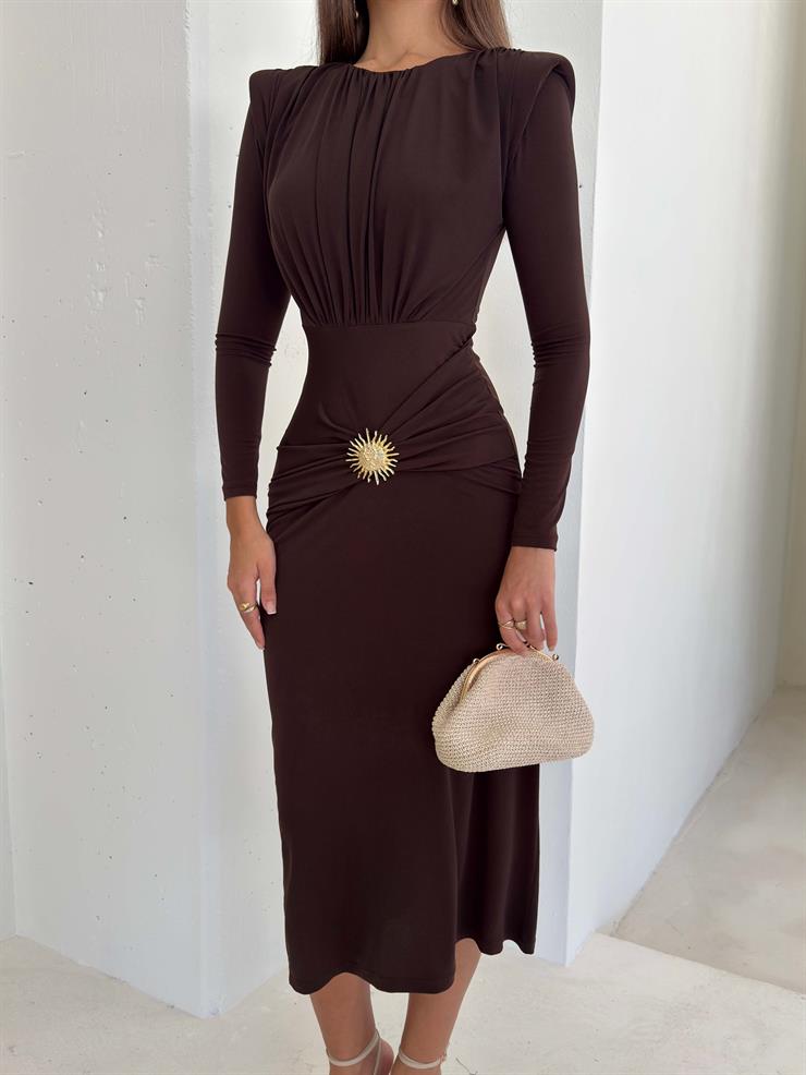 Aksesuarlı Omzu Vatkalı Drape Detaylı Gineş Kahve Kadın Elbise 26K100