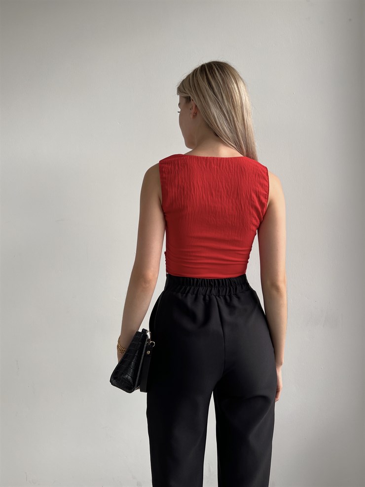 Göğüs Kuplu Kalp Yaka Toka Detaylı Lelia Kadın Kırmızı Crop Bluz 22Y000385