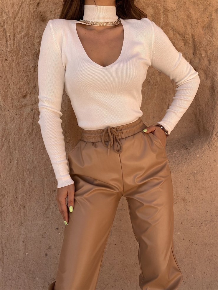 Göğüsüs Dekolteli Dik Yaka Kadın Beyaz Triko Bluz 22K000018