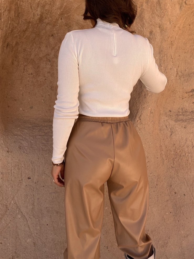 Göğüsüs Dekolteli Dik Yaka Kadın Beyaz Triko Bluz 22K000018