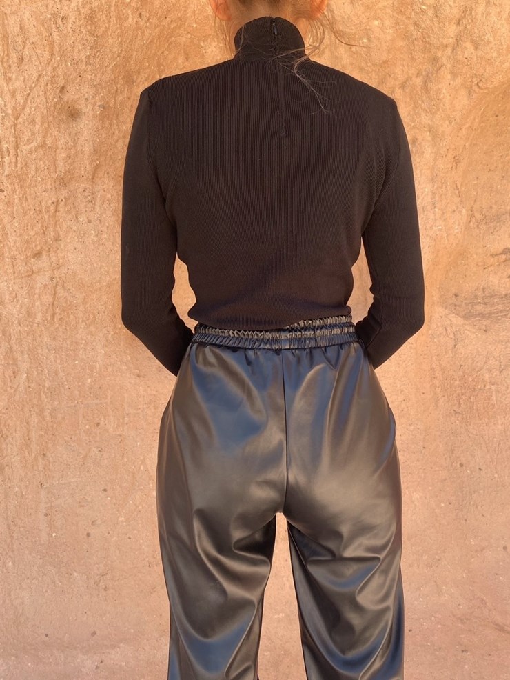 Göğüsüs Dekolteli Dik Yaka Kadın Siyah Triko Bluz 22K000018