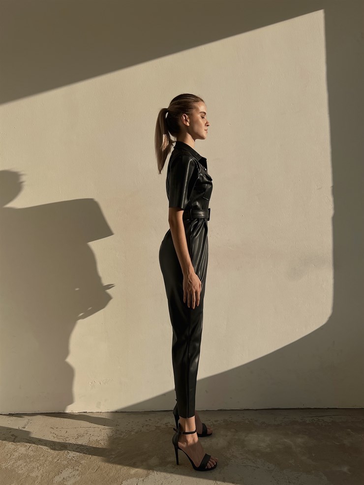 Gömlek Yaka Çift Cep Kemerli Kısa Kol Janus Kadın Siyah Deri Tulum 23K000096