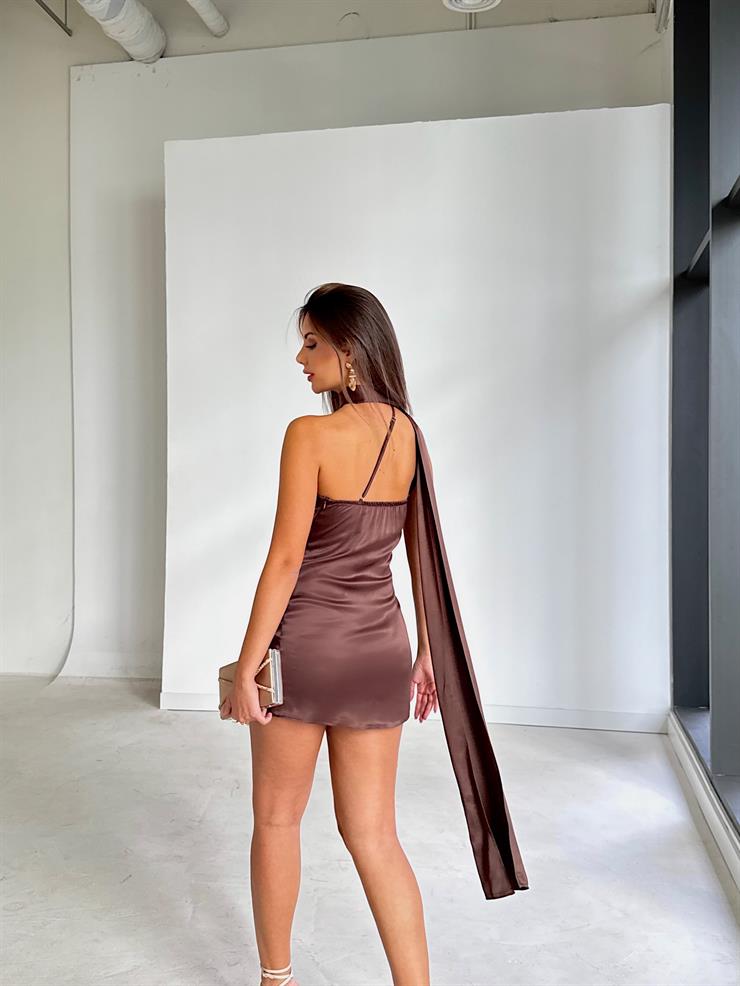 Tek Omuz Sırtı Asimetrik Detay Kendinden Kuşaklı Saten Mini Haldin Kahve Kadın Elbise 26K171