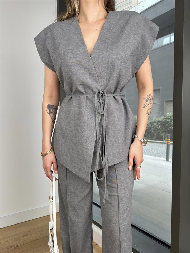 Kruvaze Yaka Belden Bağlamalı Yelek Yüksek Bel Ters Dikiş Detaylı Pantolon Helna Gri Kadın Takım 25Y130