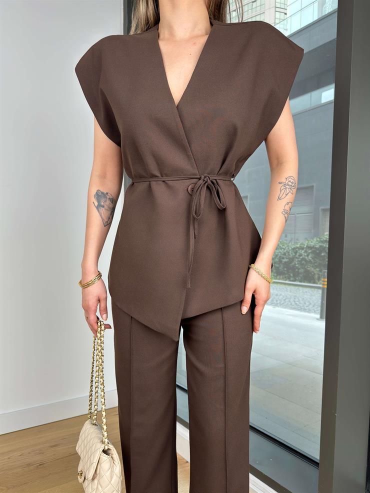Kruvaze Yaka Belden Bağlamalı Yelek Yüksek Bel Ters Dikiş Detaylı Pantolon Helna Kahve Kadın Takım 25Y130
