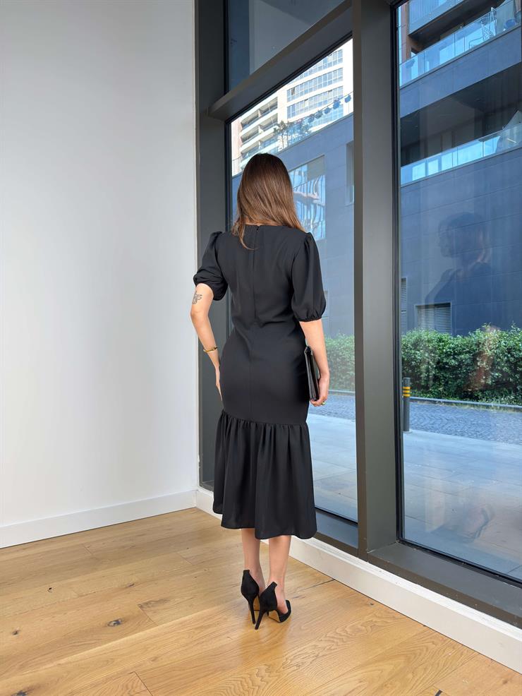 Yarım Kol Eteği Büzgülü Helrolda Siyah Kadın Elbise 25Y411