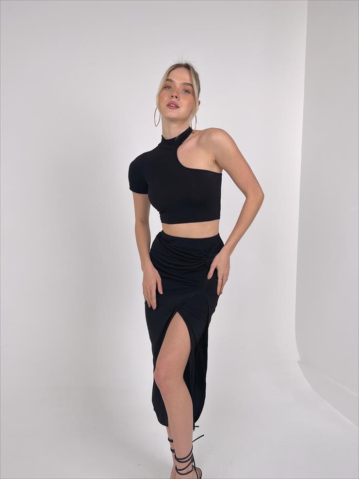 Tek Kolu Açık Asimetrik Kesim Crop Yanı Büzgü Detaylı Yırtmaçlı Etek Herman Kadın Siyah İkili Takım 23Y000119