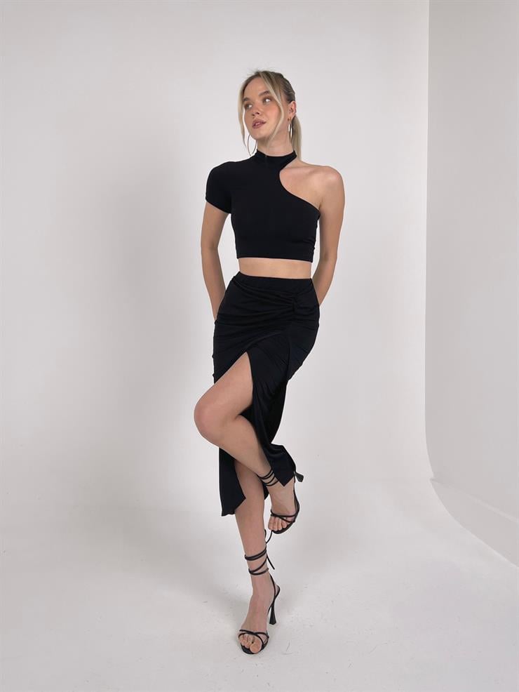 Tek Kolu Açık Asimetrik Kesim Crop Yanı Büzgü Detaylı Yırtmaçlı Etek Herman Kadın Siyah İkili Takım 23Y000119