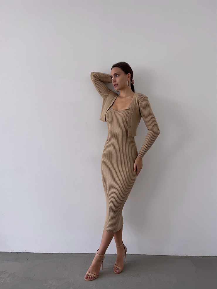 Hırkası Düğme Kapamalı Kalp Yaka Askılı Triko Milena Kadın Camel Midi Boy Takım Elbise 23K000157