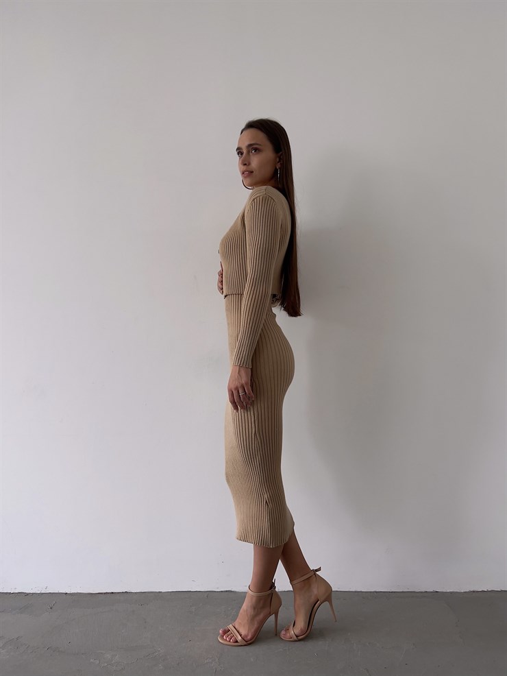 Hırkası Düğme Kapamalı Kalp Yaka Askılı Triko Milena Kadın Camel Midi Boy Takım Elbise 23K000157