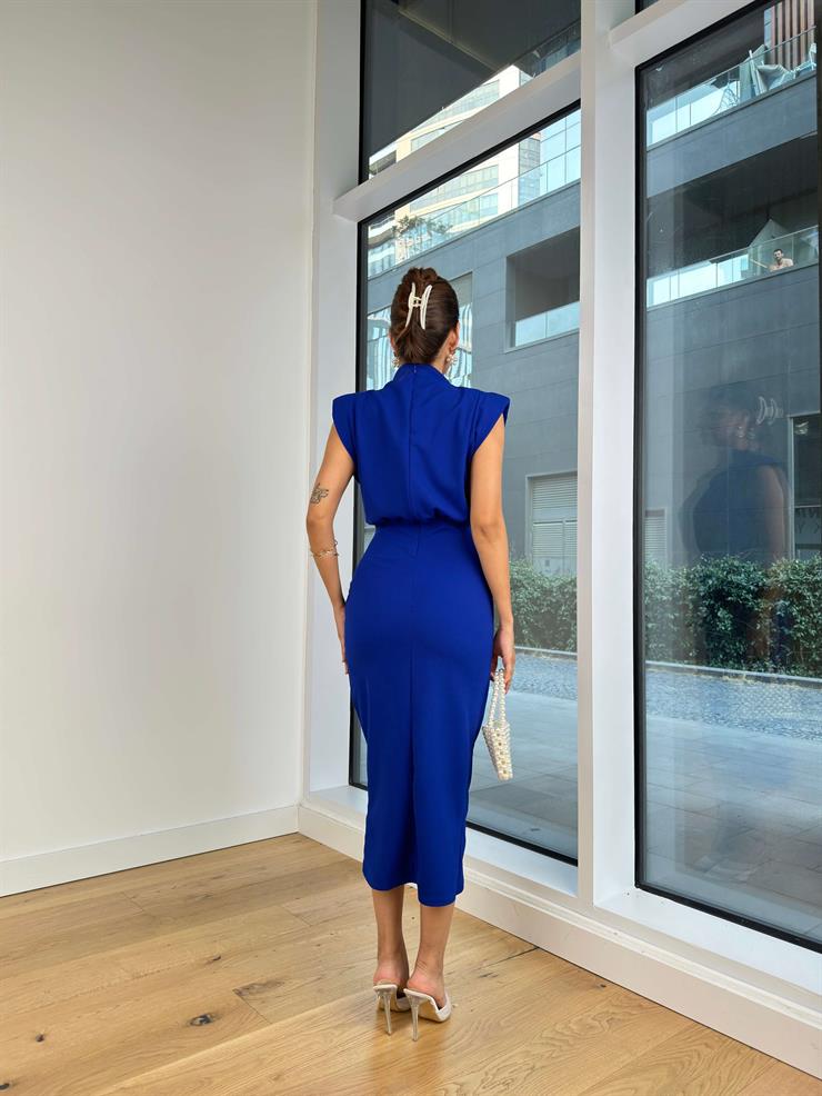 Yarım Boğazlı Kolsuz Drapeli Aksesuarlı Eteği Kruvaze Hiromi Kadın Saks Midi Elbise 25K058