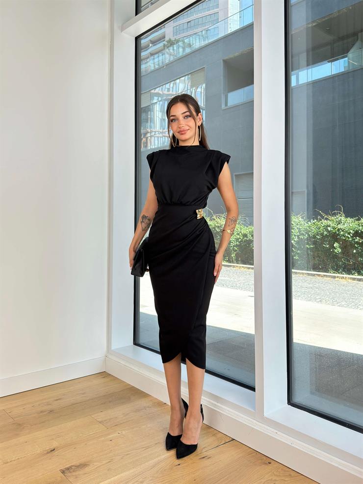 Yarım Boğazlı Kolsuz Drapeli Aksesuarlı Eteği Kruvaze Hiromi Kadın Siyah Midi Elbise 25K058