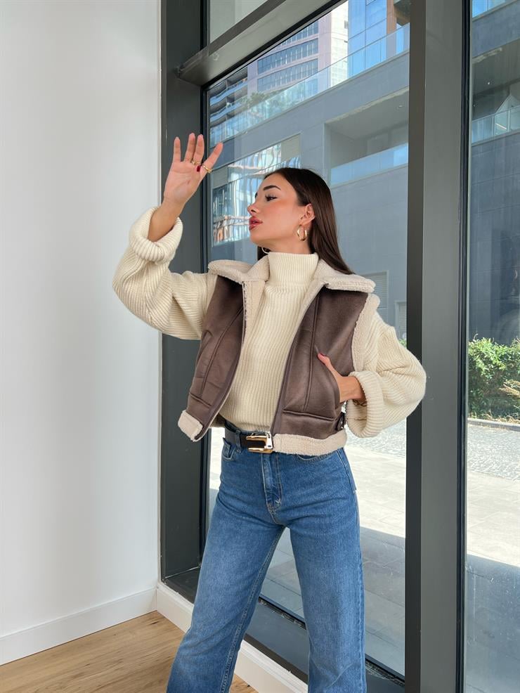 İçi Peluş Kürklü Yanları Cepli Fermuar Kapamalı Eferi Kadın Kahve Yelek 24k000057