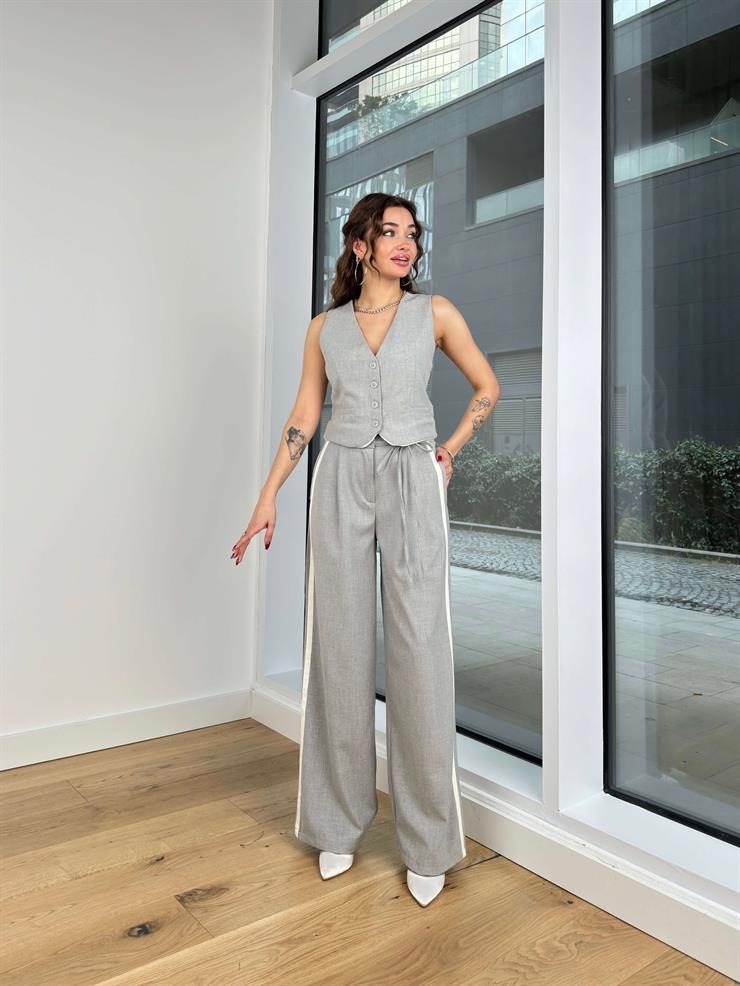 Önü Düğme Kapamalı Yelek Bağlama Detaylı Bol Paça Pantolon Janek Kadın Gri Takım 24Y230