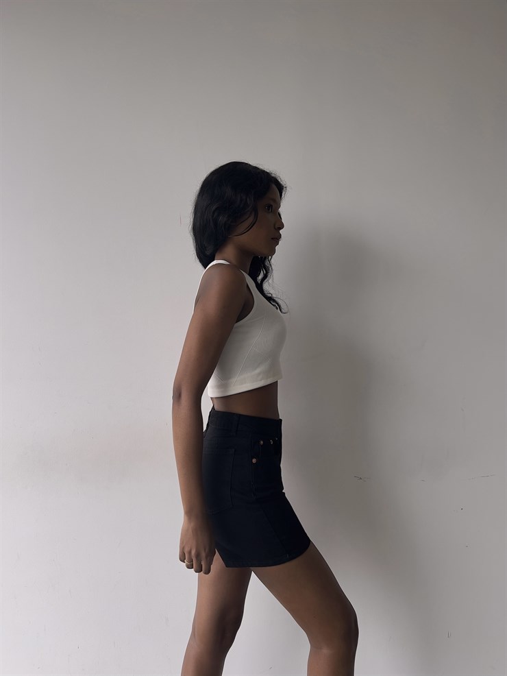 Yüksek Bel Yanları Cepli Kadın Siyah Jean Şort 21Y000260