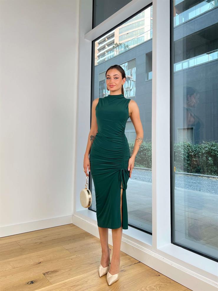 Boğazlı Kolsuz Yandan Büzgülü Jegel Kadın Zümrüt Midi Elbise 25K059
