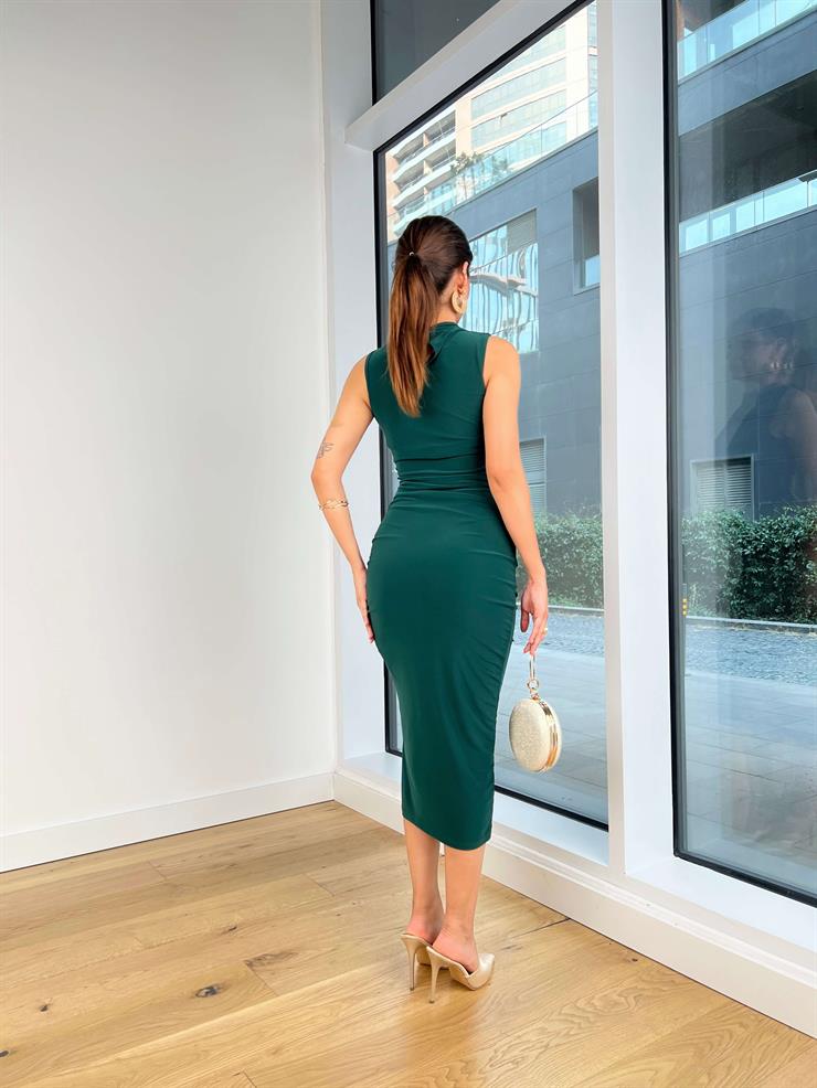 Boğazlı Kolsuz Yandan Büzgülü Jegel Kadın Zümrüt Midi Elbise 25K059