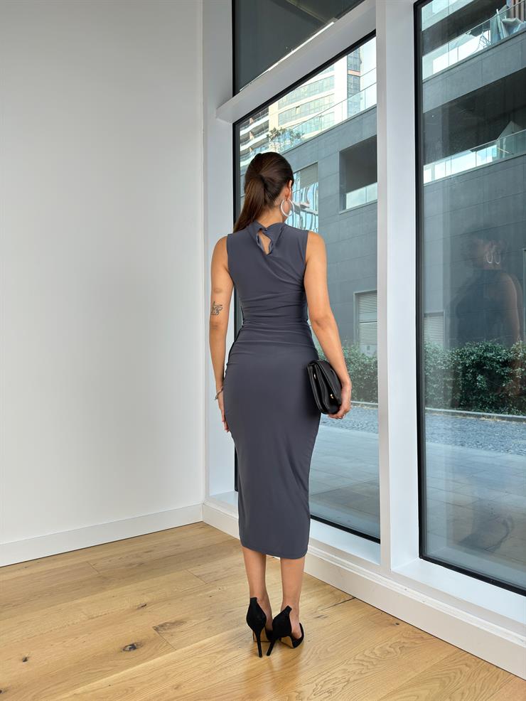 Boğazlı Kolsuz Yandan Büzgülü Jegel Kadın Füme Midi Elbise 25K059
