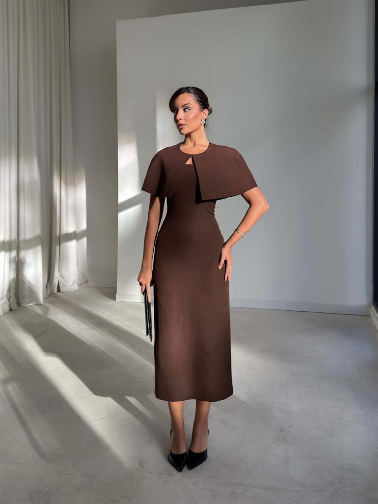 Pelerinli Straplez Arkası Yırtmaçlı Jeremy Kahve Kadın Elbise 26K257