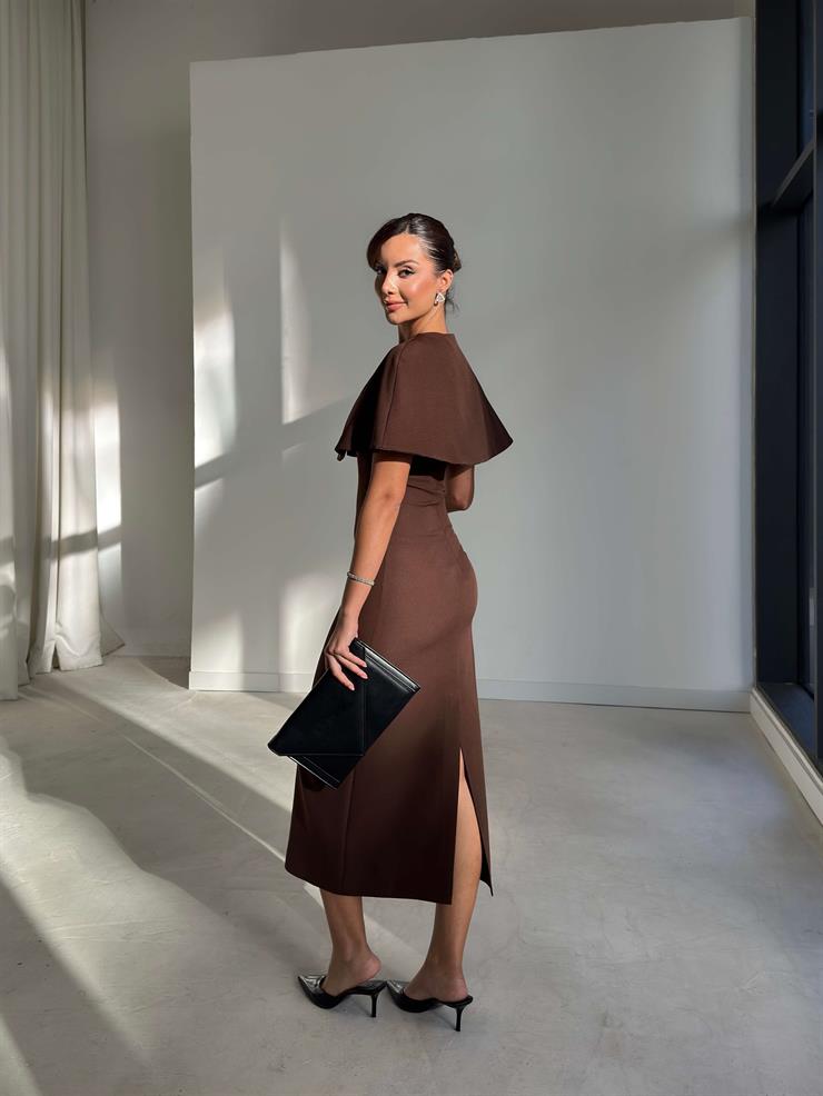 Pelerinli Straplez Arkası Yırtmaçlı Jeremy Kahve Kadın Elbise 26K257