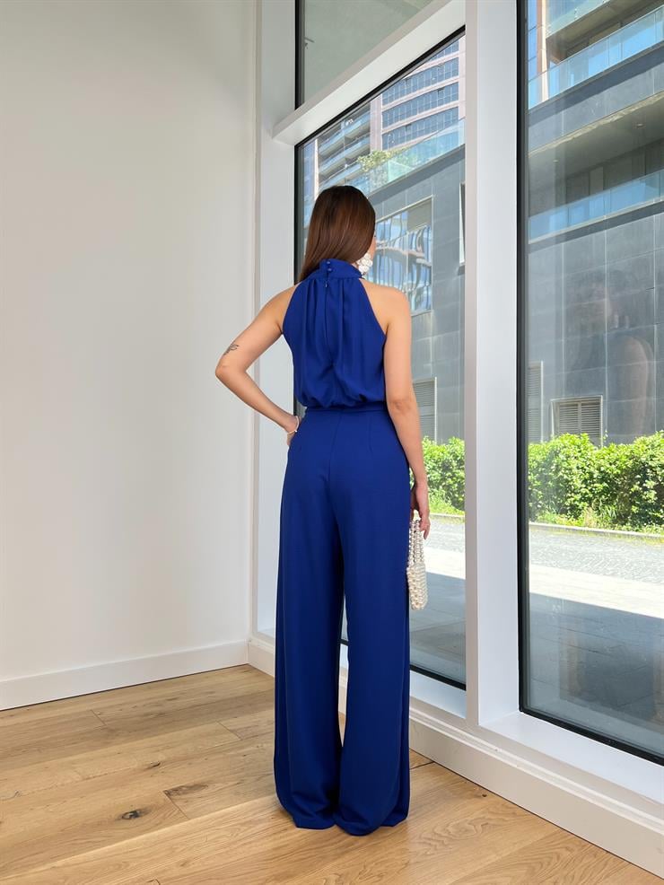 Boğazlı Kolsuz Drapeli Belden Oturtmalı Bol Paça Jiri Kadın Saks Tulum 24Y574