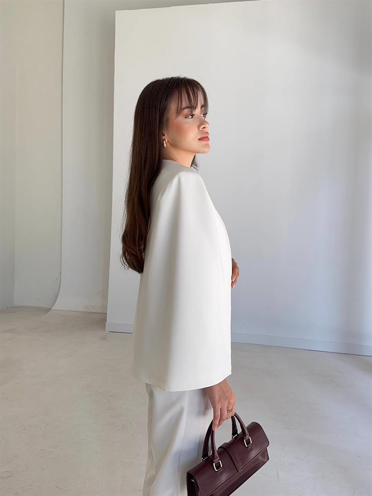 Omzu Vatkalı Jully Kadın Beyaz Pelerin Ceket 26K024