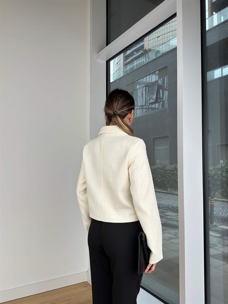 Fiyonk Detaylı Yakalı Kadrin Ekru Kadın Crop Ceket 25K404