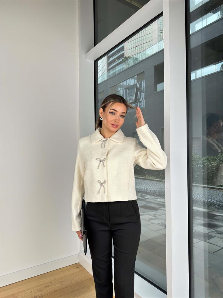 Fiyonk Detaylı Yakalı Kadrin Ekru Kadın Crop Ceket 25K404