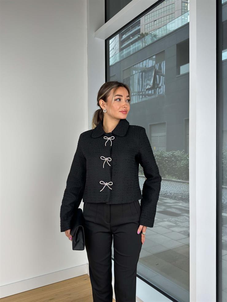 Fiyonk Detaylı Yakalı Kadrin Siyah Kadın Crop Ceket 25K404