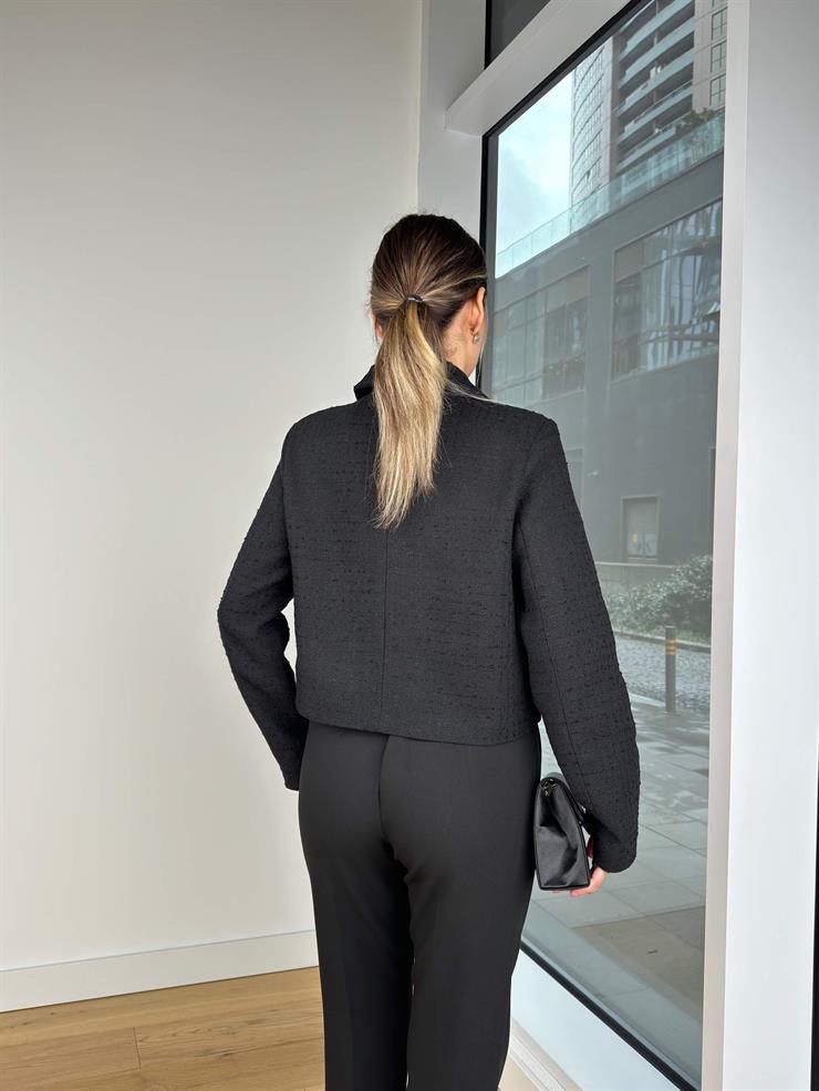 Fiyonk Detaylı Yakalı Kadrin Siyah Kadın Crop Ceket 25K404