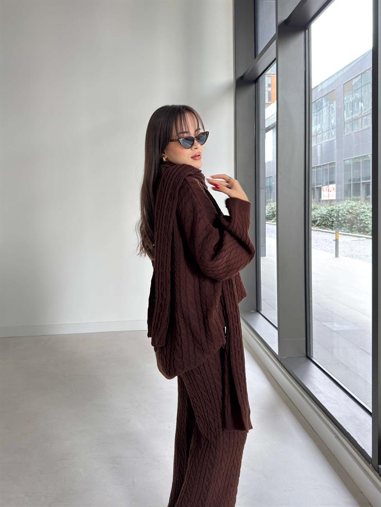 Oversize Kazak Bol Paça Pantolon Ve Atkılı Kalli Kadın Kahve Üçlü Triko Takım 26K093