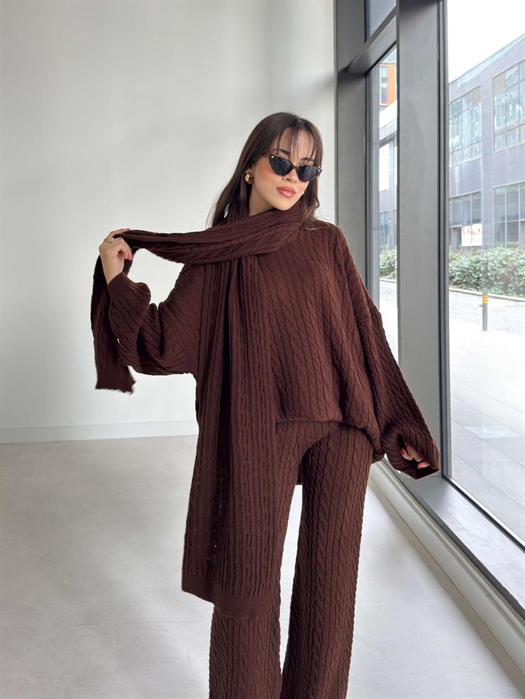 Oversize Kazak Bol Paça Pantolon Ve Atkılı Kalli Kadın Kahve Üçlü Triko Takım 26K093