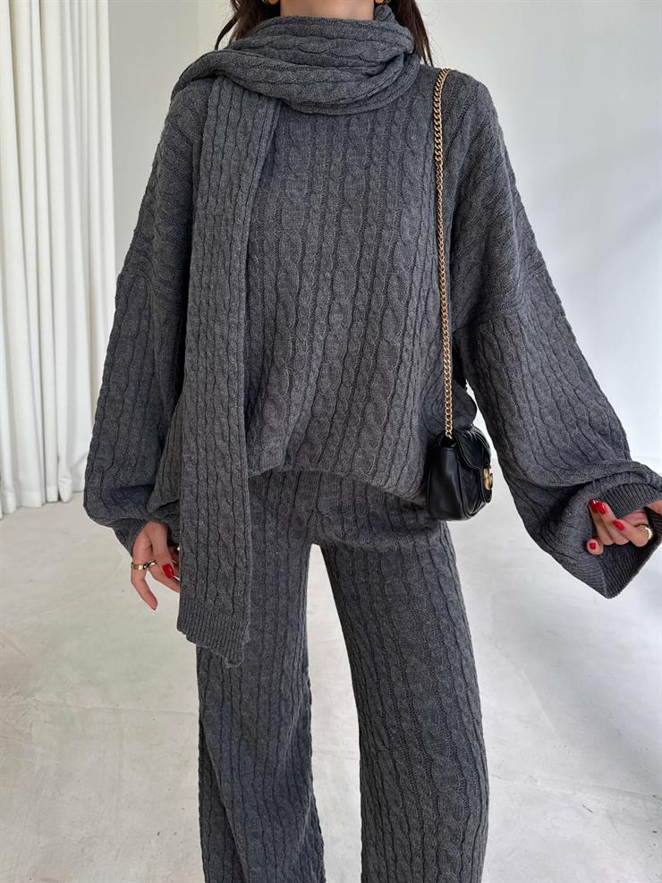 Oversize Kazak Bol Paça Pantolon Ve Atkılı Kalli Kadın Gri Üçlü Triko Takım 26K093