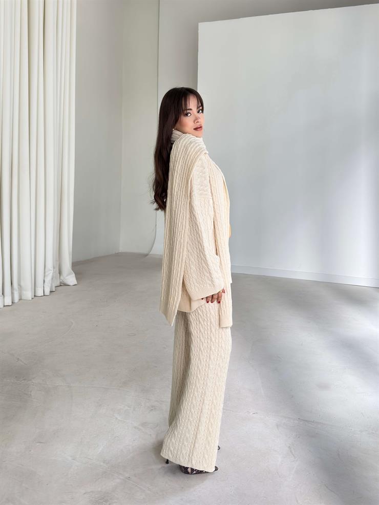 Oversize Kazak Bol Paça Pantolon Ve Atkılı Kalli Kadın Taş Üçlü Triko Takım 26K093