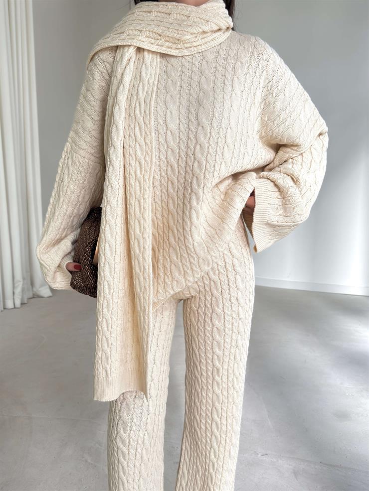 Oversize Kazak Bol Paça Pantolon Ve Atkılı Kalli Kadın Taş Üçlü Triko Takım 26K093