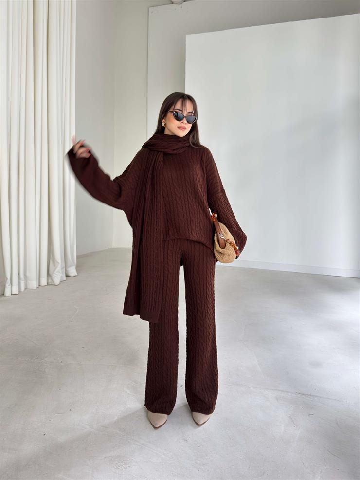 Oversize Kazak Bol Paça Pantolon Ve Atkılı Kalli Kadın Kahve Üçlü Triko Takım 26K093