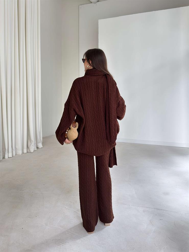 Oversize Kazak Bol Paça Pantolon Ve Atkılı Kalli Kadın Kahve Üçlü Triko Takım 26K093
