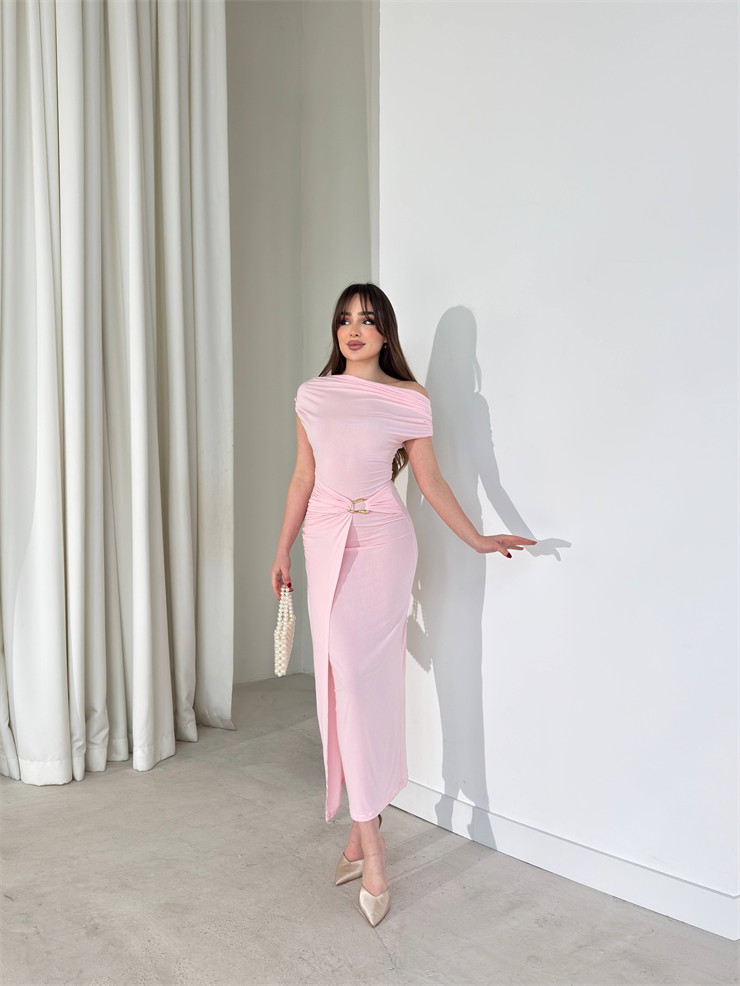 Düşük Omuz Belden Oturtmalı Aksesuar Detaylı Toz Pembe  Kamrı Kadın Elbise 26Y084