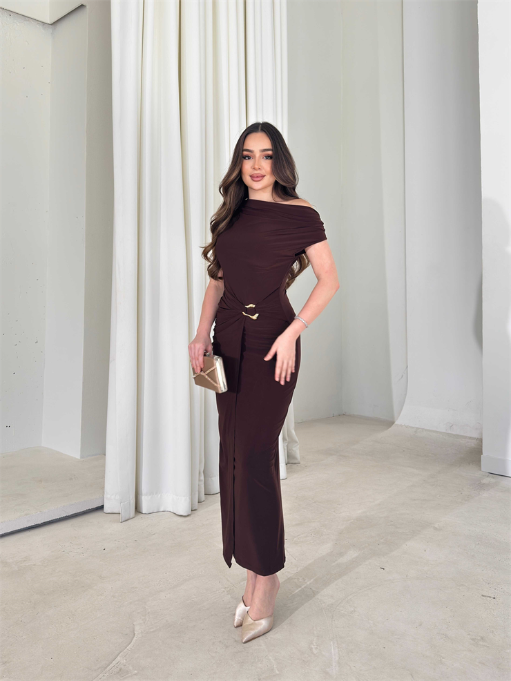 Düşük Omuz Belden Oturtmalı Aksesuar Detaylı Kahverengi Kamrı Kadın Elbise 26Y084