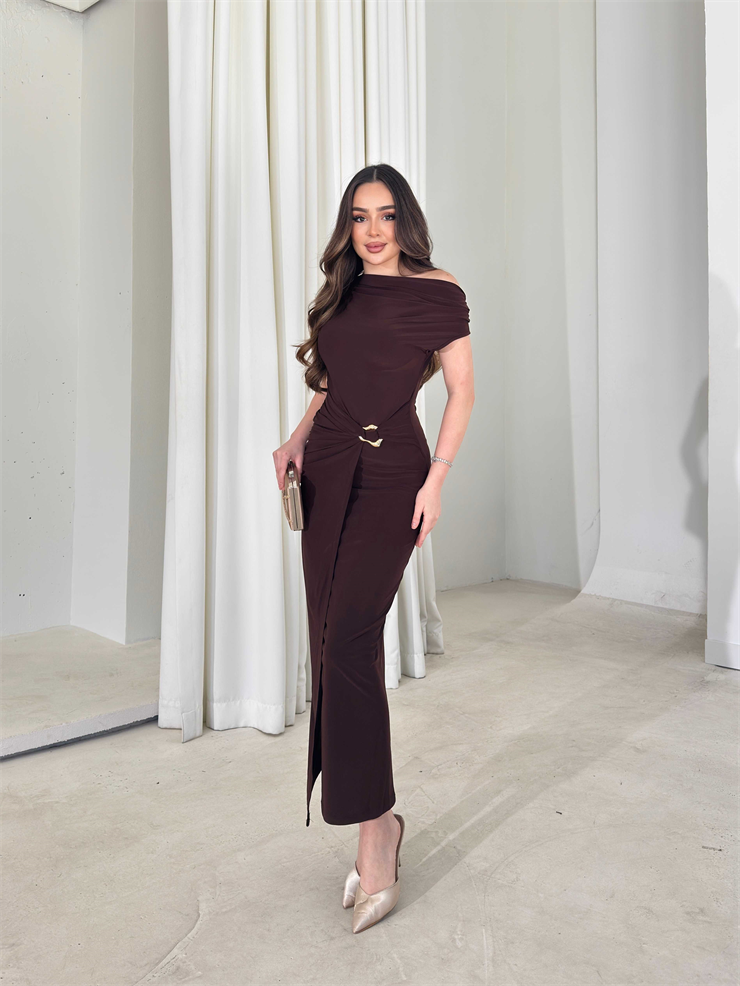 Düşük Omuz Belden Oturtmalı Aksesuar Detaylı Kahverengi Kamrı Kadın Elbise 26Y084