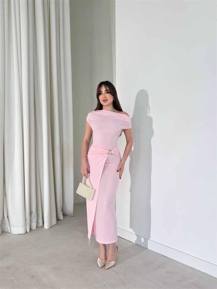 Düşük Omuz Belden Oturtmalı Aksesuar Detaylı Toz Pembe  Kamrı Kadın Elbise 26Y084