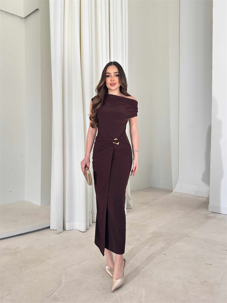 Düşük Omuz Belden Oturtmalı Aksesuar Detaylı Kahverengi Kamrı Kadın Elbise 26Y084