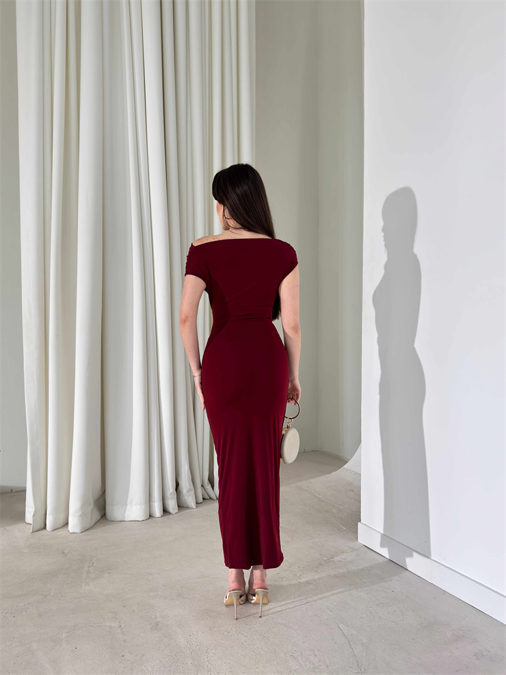 Düşük Omuz Belden Oturtmalı Aksesuar Detaylı Bordo Kamrı Kadın Elbise 26Y084