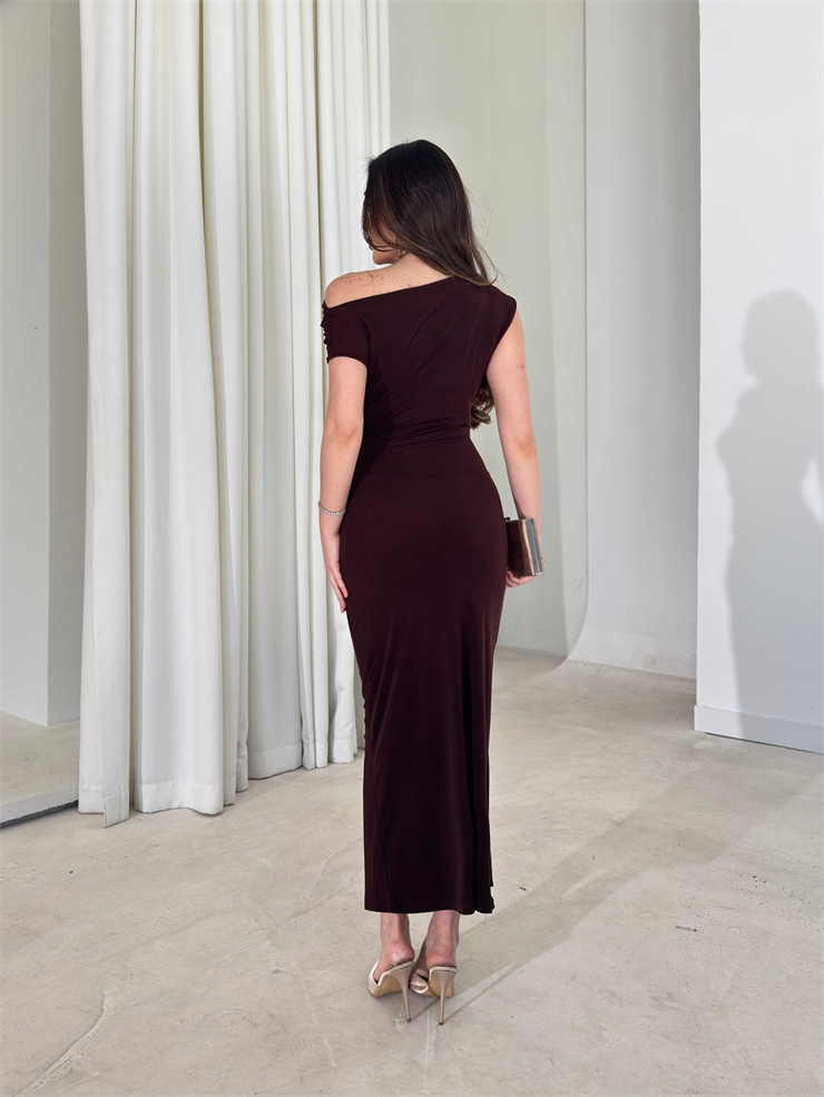 Düşük Omuz Belden Oturtmalı Aksesuar Detaylı Kahverengi Kamrı Kadın Elbise 26Y084