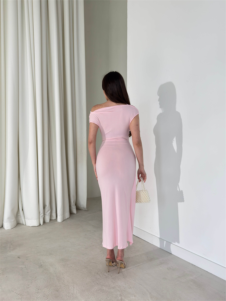 Düşük Omuz Belden Oturtmalı Aksesuar Detaylı Toz Pembe  Kamrı Kadın Elbise 26Y084