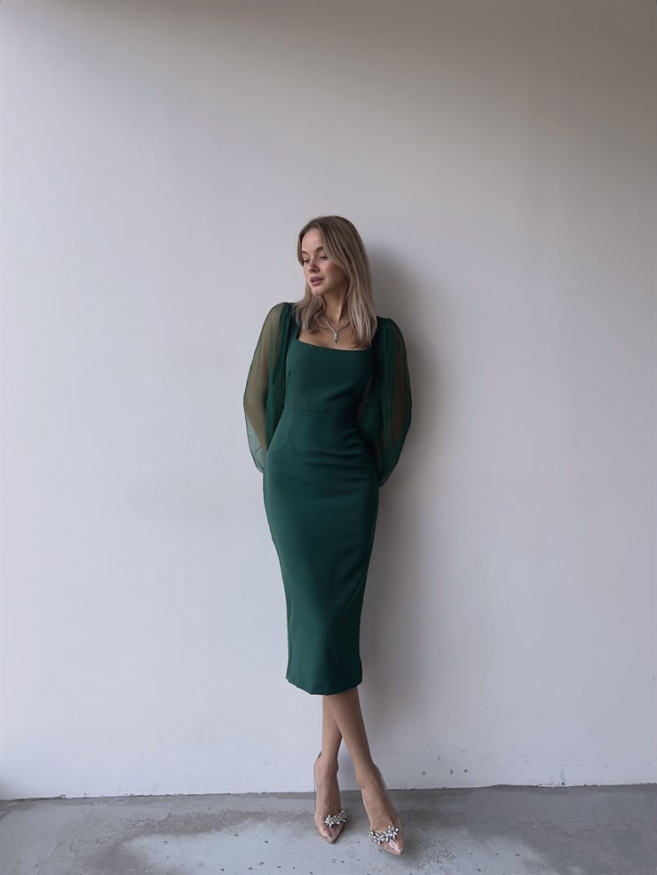 Kare Yaka Kolları Tül Arka Etek Kısmı Yırtmaçlı Jarlan Kadın Zümrüt Midi Boy Elbise 23K000097