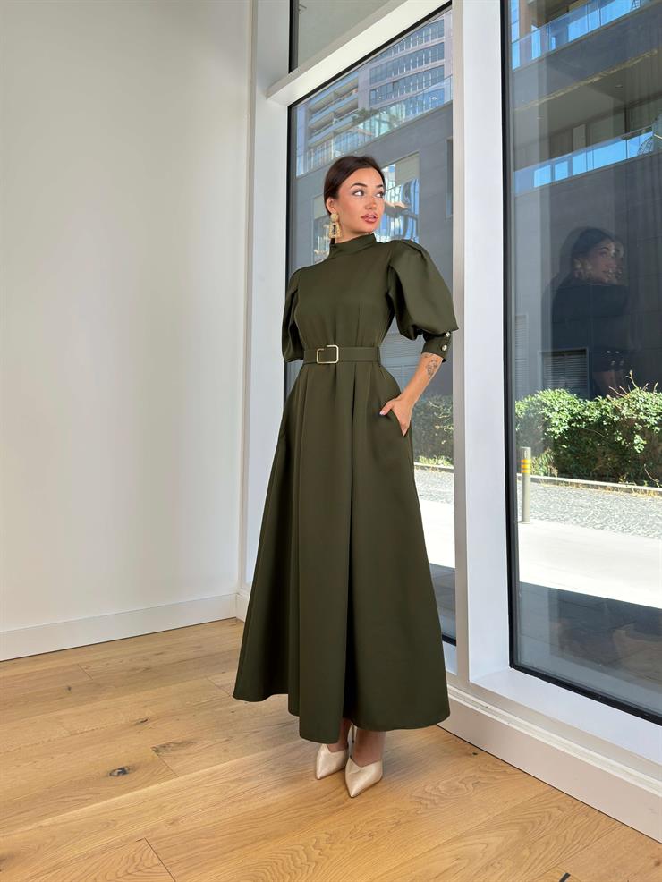 Yarım Boğazlı Balon Kol Beli Kemerli Kaspars Haki Kadın Uzun Elbise 25K222